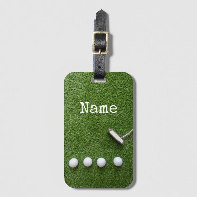 Golf bollar är på grönt gräs som är välkomna till  bagagebricka (Framsida vertikal)
