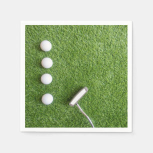 Golf bollar med putter på grönt gräs för golfer pappersservett
