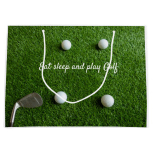 Golf Eat sover och leker med golf bollar på grön