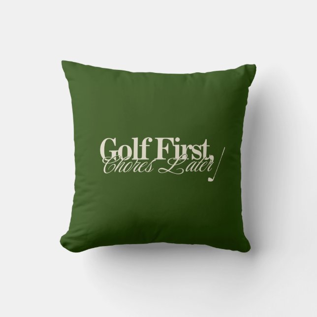 'Golf först, sysslor senare' Rolig klassisk grön Kudde (Framsida)