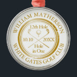 Golf Hål i en klassisk Guld-Personlig Julgransprydnad Metall<br><div class="desc">Anpassa namn,  placera hål nummer och datum för att skapa en underbar golfkeepé för att fira det fantastiska hål i ett. Designad av Thisisnotme©</div>