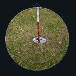Golf hål piltavla<br><div class="desc">Golf hål på grönt med rött och vitt flaggstick. Fotografi.</div>