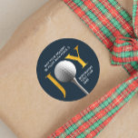 Golf Joy & Peace-jul Runt Klistermärke<br><div class="desc">Fira säsongen med lite elegans och en kärlek för spelet. Den här runda julklistermärket innehåller det glatta budskapet "JOY" i ett elegant faux-guld-färgad-format, vilket ger dig en personlig känsla av att du har tillgång till helgdag. Den smarta vristen? "O" i "JOY" ersätts med ett närliggande foto av en golf boll...</div>