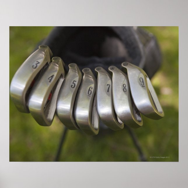 Golf-klubbar i en väska. Tre till nio Poster (Framsidan)
