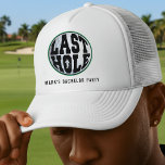 Golf Möhippa Sista hålet han någonsin slår Keps<br><div class="desc">Fira brudgummens sista dans innan ringen med denna gröna, svarta och vita golfinspirerade möhippa hatt. En festlig hatt från kollektionen "Last Hole He'll Ever Hit", detta är ett roligt och passande val för en golfresa eller svensexa. Perfekt både för brudgummen och hans svenner, lägger hatten en lekfull touch till alla...</div>