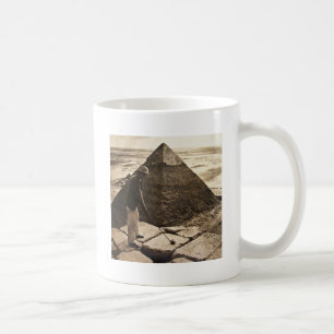 Golf på den tonade pyramidsepiaen kaffemugg
