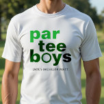 Golf Svärmodig fest Par Tee Pojkar Vit<br><div class="desc">Gör dig redo för en hole-in-one-firande med denna golf-svärmodig fest t-shirt. Med en rolig "Par Tee Pojkar" design, är denna vita t-shirt perfekt för en brudgum och hans vänner att bära på golfbanan eller på festen. Idealisk för golfälskande brudtärnor, lägger denna skjorta till en sportig touch till festligheterna. Bra för...</div>