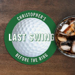 Golf Svärmodig Sista Sväng Innan Förlovningsringen Underlägg Papper Rund<br><div class="desc">Ta det till fairway med denna sista sväng innan förlovningsringens svärmodig koft. Designad med en golfboll,  är den perfekt för sportfans,  klubbmedlemmar och spelare. Anpassa den med brudgummens namn för en personlig minnessak som säkert kommer att bli uppskattad.</div>