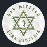 Golf tema Golf Bar Mitzvah Runt Klistermärke<br><div class="desc">Golf-tema Bar Mitzvah-klistermärke med en golfbolls-bakgrund och gröna gräs-ackent. Denna golf-tema Bar Mitzvah-klistermärke eller kuvertssigill är stilfull och modern. Denna golf-tema Bar Mitzvah-klistermärke har en subtil präglad golfbolls-bakgrund med en judisk David-stjärna och golf-ikon. Färgerna på denna eleganta golf-tema Bar Mitzvah-design är vit och grön. Din sons namn är i en...</div>