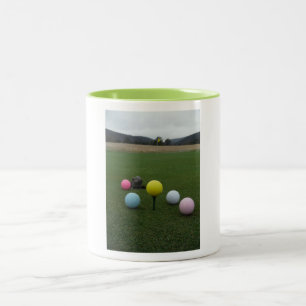 Golfbana i påsk Två-Tonad mugg