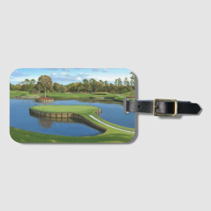 Golfbanans green i förgrunden bagagebricka
