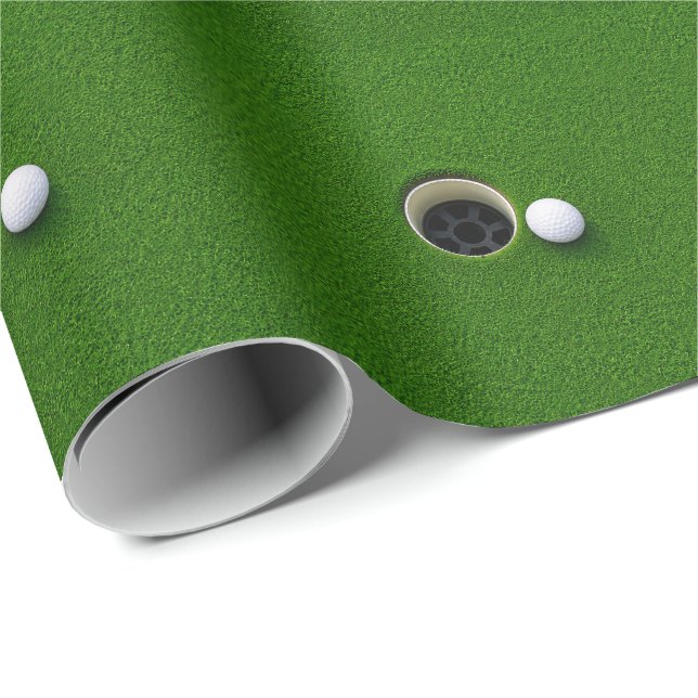 Golfboll bredvid hål på grön gräs golfbana  presentpapper (Rullad Hörn)
