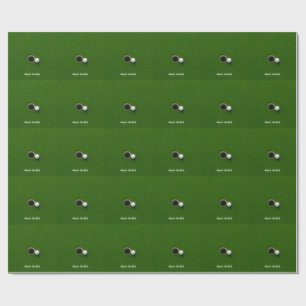 Golfboll bredvid hål på grön gräsmatta golfbana presentpapper