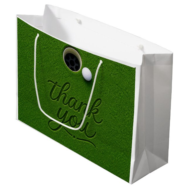 Golfboll bredvid hål på grön gräsmatta Tack  (Framsidan Vinklad)
