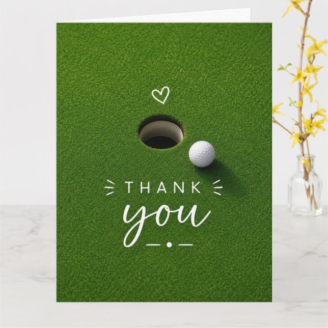 Golfboll bredvid hål på grön gräsmatta Tack  Kort (Gul blomma)