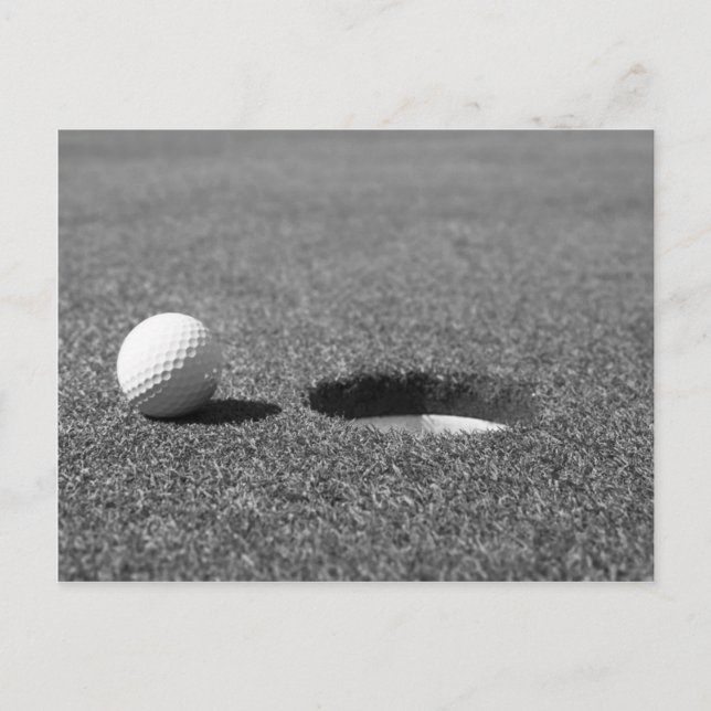 Golfboll bredvid hål vykort (Framsida)