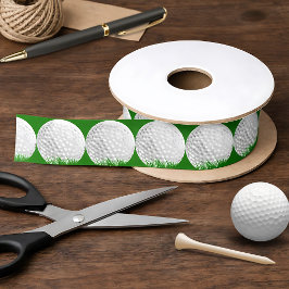 Golfboll i gräs