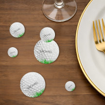 Golfboll i gräs