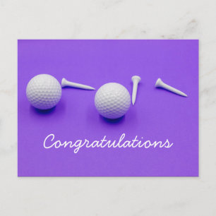 Golfboll och vit tee ligger på lila bakgrund vykort