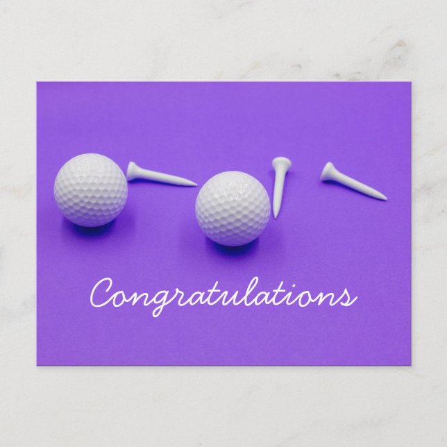 Golfboll och vit tee ligger på lila bakgrund vykort (Framsida)