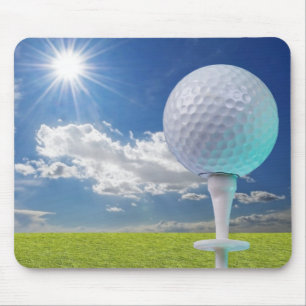 golfboll på en utslagsplats med gräs musmatta