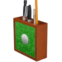 Golfboll på gräsmatta