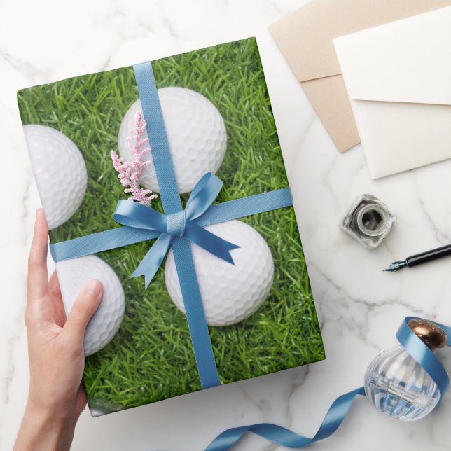 Golfboll på grön gräsmatta  presentpapper (Gifting)