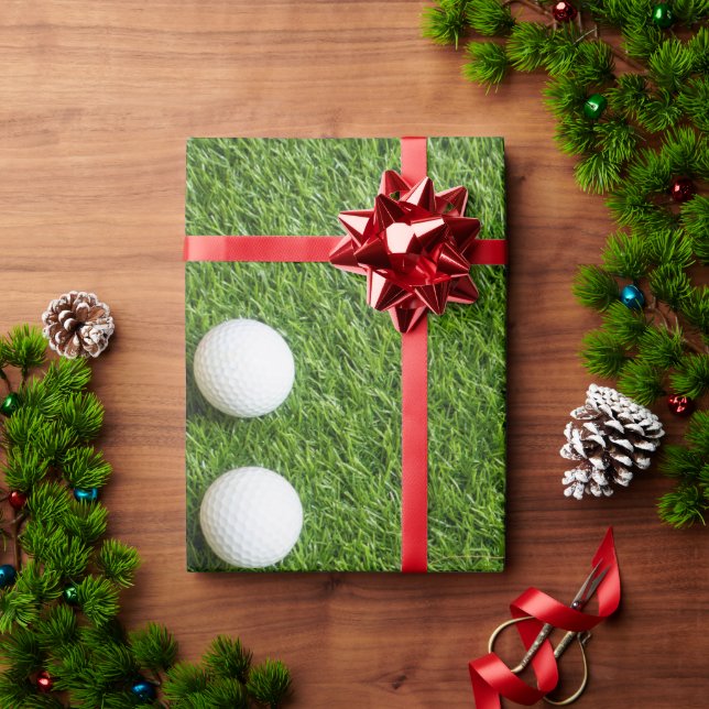 Golfboll på grön gräsmatta  presentpapper (Julgåva)