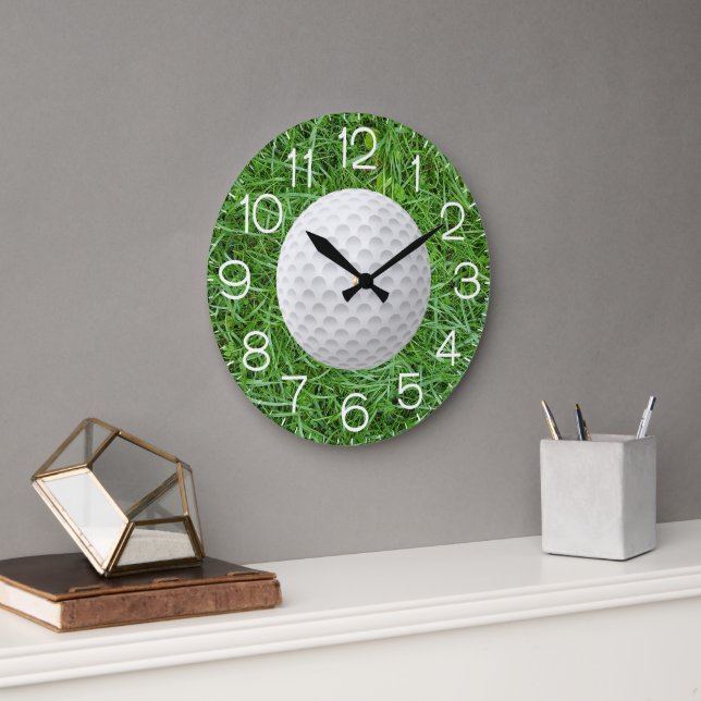 Golfboll på grönt gräs stor klocka (Kontor)