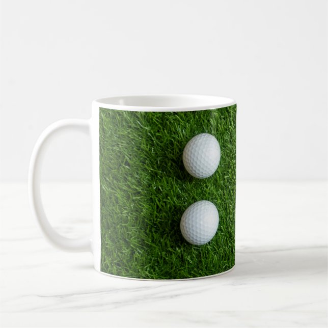 Golfbollar är på grön gräs kaffemugg (Vänster)