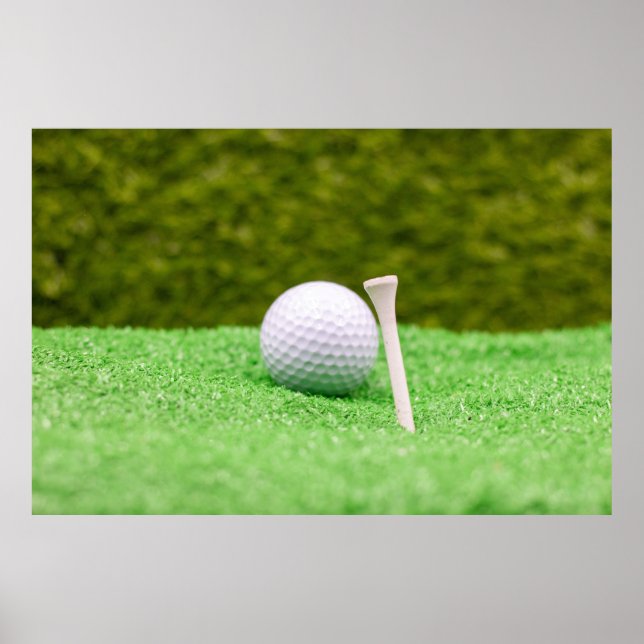 Golfbollar är på grön gräsmatta poster (Framsidan)