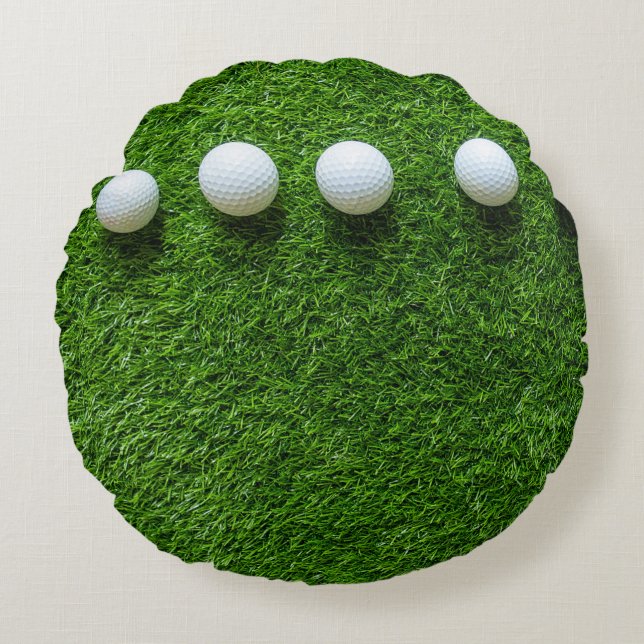 Golfbollar är på grön gräsmatta rund kudde (Framsidan)