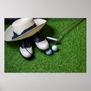 Golfbollar är på grönt gräs poster
