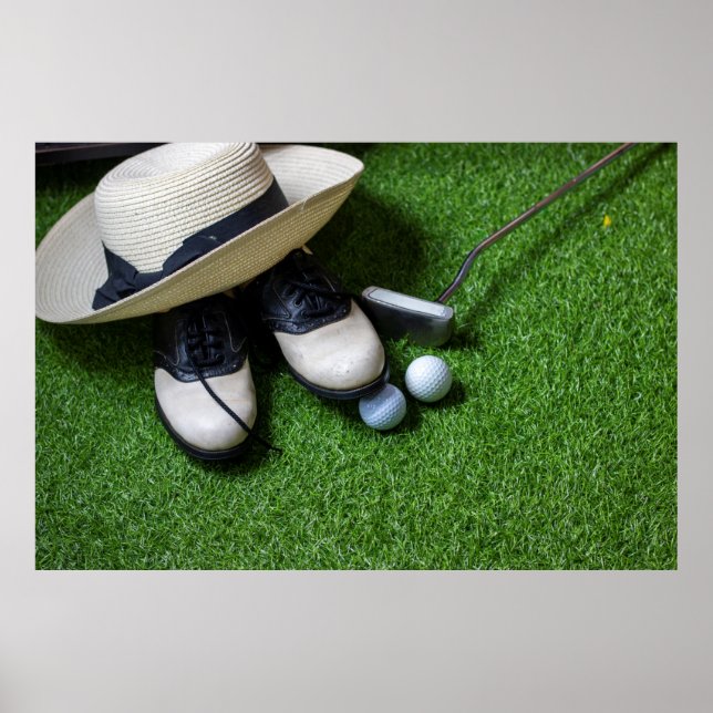 Golfbollar är på grönt gräs poster (Framsidan)