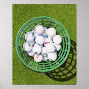 Golfbollar i en basketsitta på kort görar grön poster
