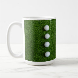 Golfbollar på grön gräsmatta kaffemugg