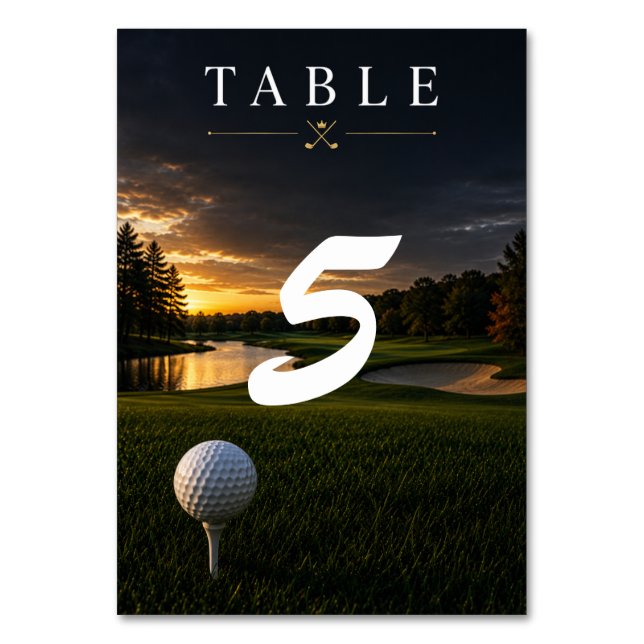 Golfbollar på tee på grön gräsmatta bordsnummer (Framsidan)