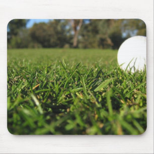 Golfbollen på golfbanamus vadderar musmatta