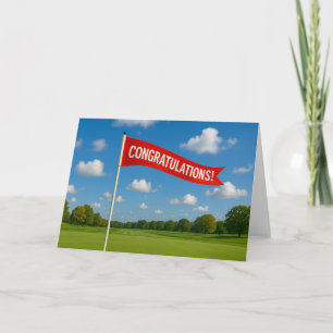 Golfgrattisar med golfplatta flagga på grönt gräs kort