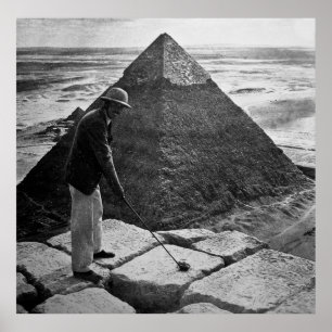 Golfing vid Pyramid Black and White Poster