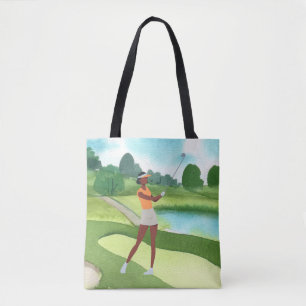 Golfkvinna golfing på grönt, gräs blå himmel tygkasse