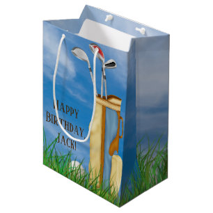 Golfpåse och klubbar med boll i gräs