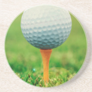 Golfspel - golfboll på utslagsplatsen underlägg sandsten