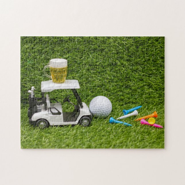 Golfvagn med öl och golfbits på grönt pussel (Horisontell)