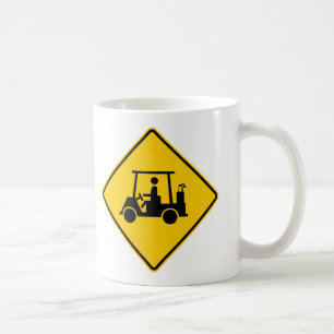 Golfvagnen trafikerar huvudvägen undertecknar kaffemugg