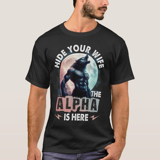 Göm din fru Alfa är här T Shirt (Framsida)