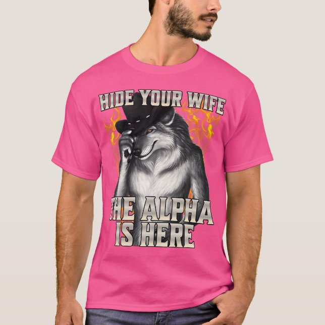 Göm din fru Alfa är här T Shirt (Framsida)