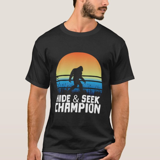 Göm och sök Champion Sasquatch T Shirt (Framsida)