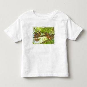 Gömma sig det hållande ögonen på barnets t-skj tee shirt