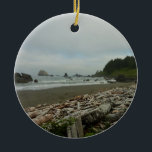 Gömt Beach I i Redwood National Park Julgransprydnad Keramik<br><div class="desc">Nationalparken Redwood är uppenbarligen känd för sina odlingar av kust-Redwood, men det finns också många spår ut ur odlingarna och till pristina, orörda stränder. Här är "Gömt Beach", en av många hittades utanför kustbanan. Det här fotot visas också som "Gömt Beach" i widescreenformat tapet från sektionen National Parker på MLeWallpapers.com....</div>